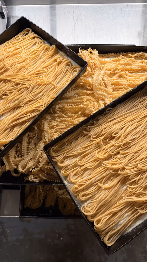 Bandejas con distintas formas de pasta fresca en Bochinche