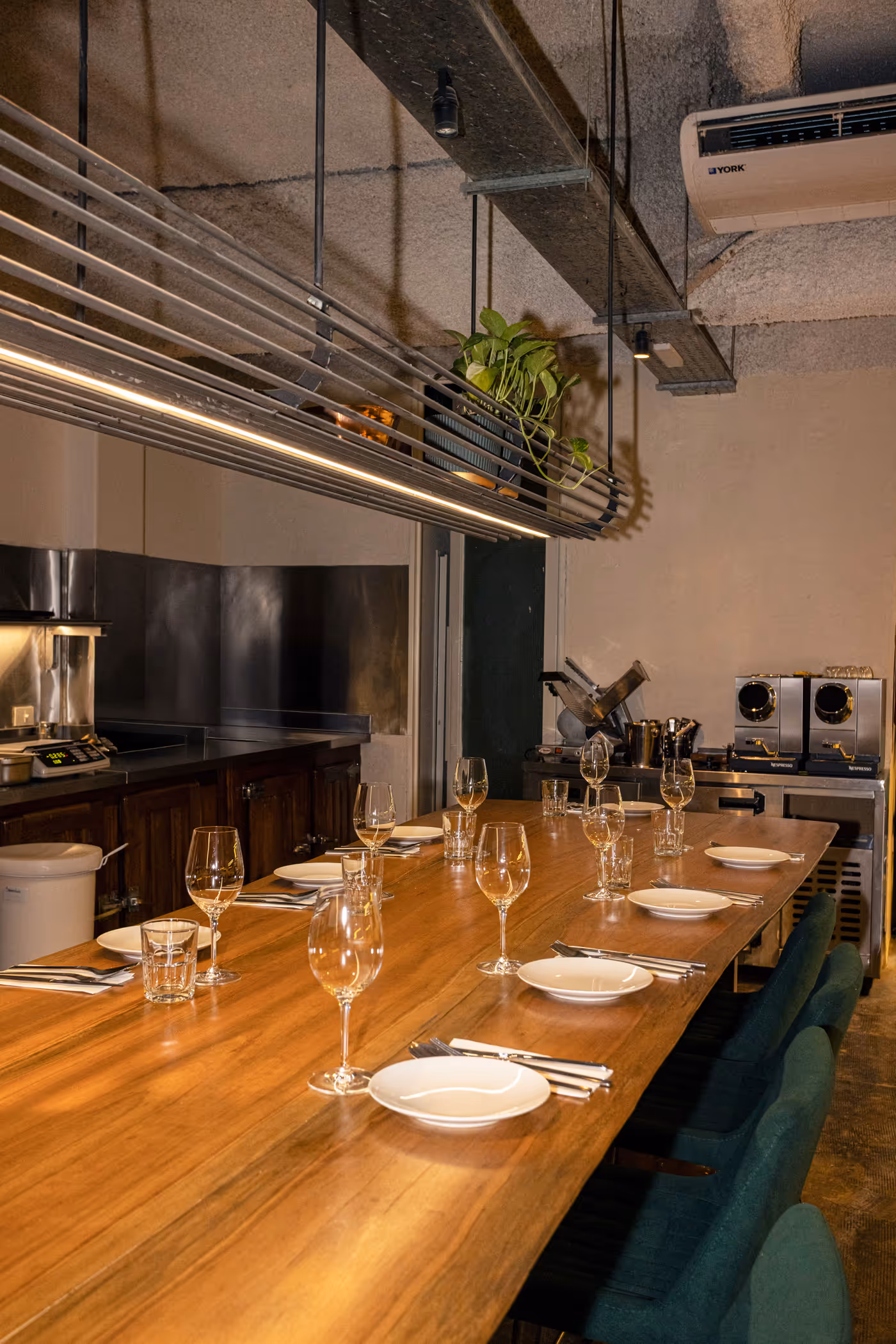 Mesa grande junto a la cocina abierta de Bochinche